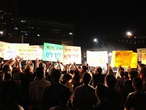 סיסמאות לא ברורות בהפגנה הראשונה של קיץ 2012
